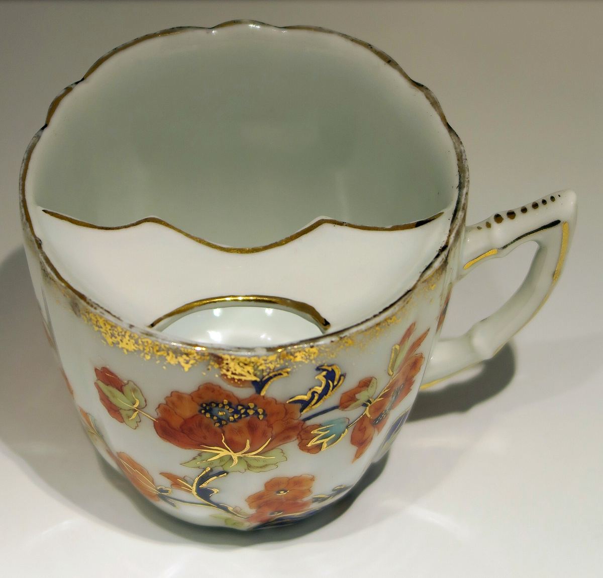 Barttasse aus Tirschenreuth um 1880 mit Steg zum Schutz des Schnurrbarts