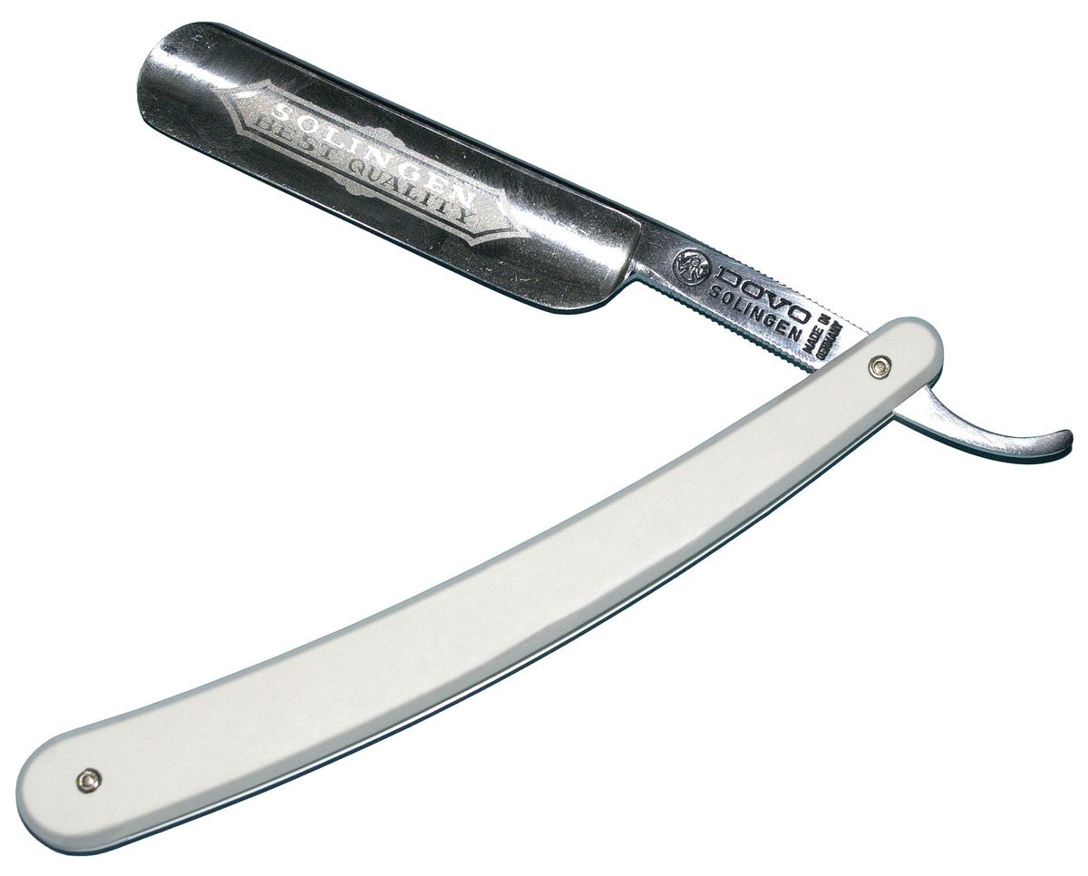 Aufgeklapptes klassisches Rasiermesser mit Holzgriff vor weißem Hintergrund